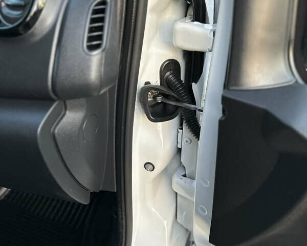 Белый Рено Трафик, объемом двигателя 2 л и пробегом 140 тыс. км за 18700 $, фото 32 на Automoto.ua