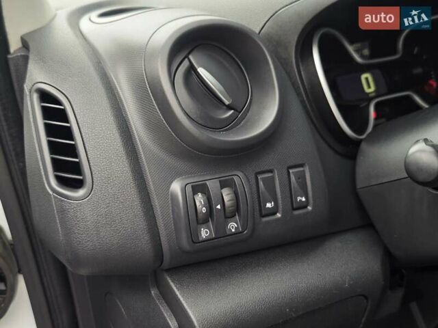 Білий Рено Трафік, об'ємом двигуна 2 л та пробігом 173 тис. км за 16100 $, фото 27 на Automoto.ua