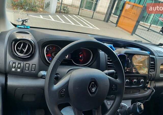 Белый Рено Трафик, объемом двигателя 2 л и пробегом 200 тыс. км за 26999 $, фото 5 на Automoto.ua