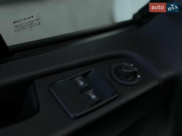 Белый Рено Трафик, объемом двигателя 2 л и пробегом 250 тыс. км за 20999 $, фото 40 на Automoto.ua