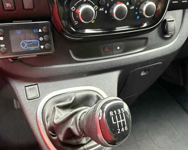 Белый Рено Трафик, объемом двигателя 2 л и пробегом 261 тыс. км за 22000 $, фото 58 на Automoto.ua