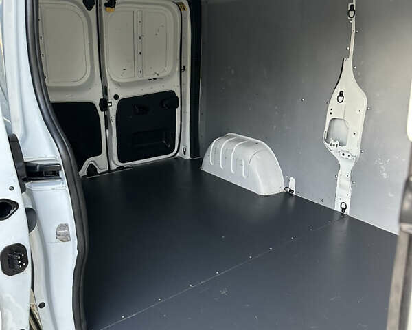 Белый Рено Трафик, объемом двигателя 2 л и пробегом 140 тыс. км за 18700 $, фото 18 на Automoto.ua