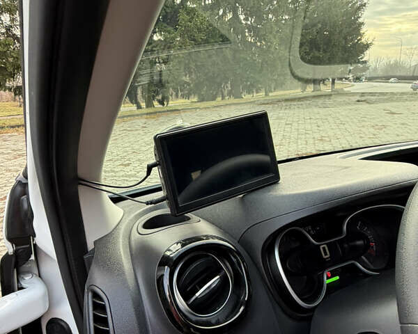 Белый Рено Трафик, объемом двигателя 2 л и пробегом 261 тыс. км за 22000 $, фото 51 на Automoto.ua