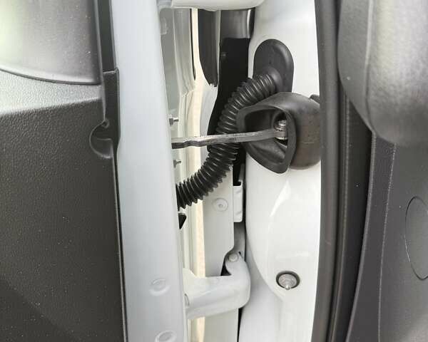 Белый Рено Трафик, объемом двигателя 2 л и пробегом 162 тыс. км за 17900 $, фото 24 на Automoto.ua