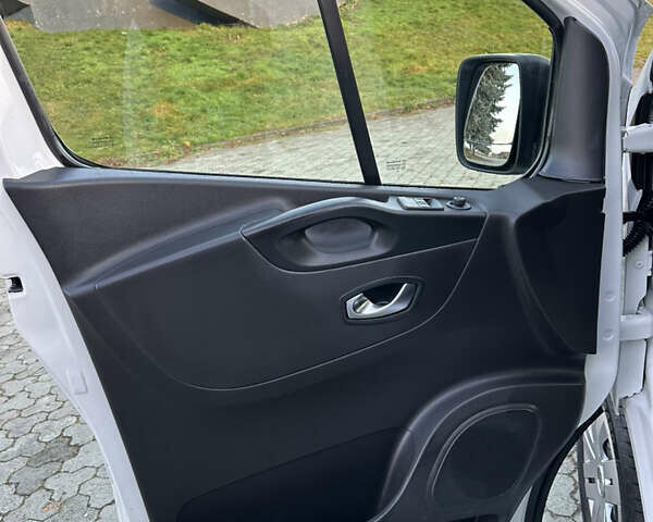 Белый Рено Трафик, объемом двигателя 2 л и пробегом 140 тыс. км за 18700 $, фото 20 на Automoto.ua