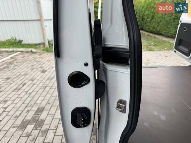 Белый Рено Трафик, объемом двигателя 2 л и пробегом 143 тыс. км за 16700 $, фото 22 на Automoto.ua