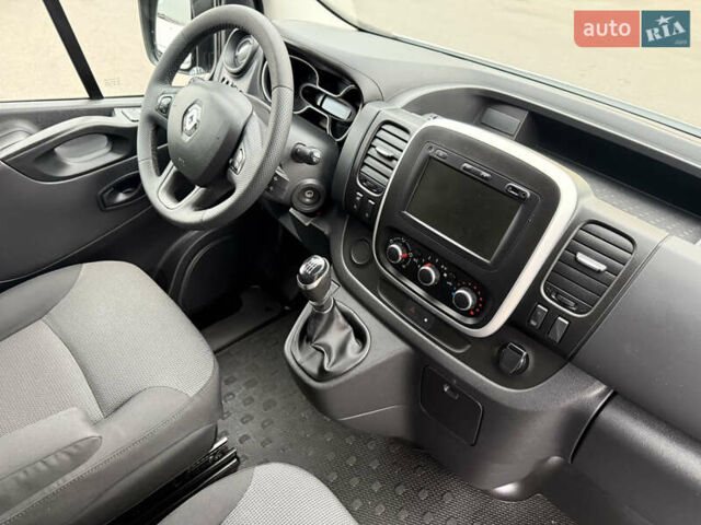 Белый Рено Трафик, объемом двигателя 2 л и пробегом 242 тыс. км за 17500 $, фото 49 на Automoto.ua