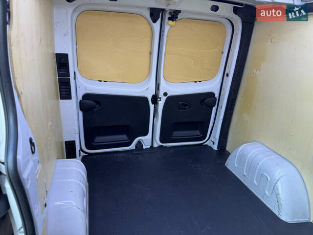 Белый Рено Трафик, объемом двигателя 2 л и пробегом 203 тыс. км за 21900 $, фото 54 на Automoto.ua