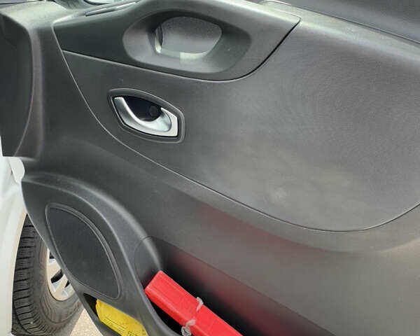 Білий Рено Трафік, об'ємом двигуна 2 л та пробігом 194 тис. км за 19900 $, фото 22 на Automoto.ua