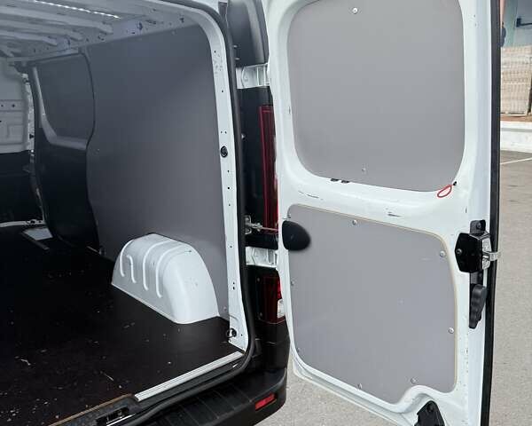 Белый Рено Трафик, объемом двигателя 2 л и пробегом 162 тыс. км за 17900 $, фото 13 на Automoto.ua