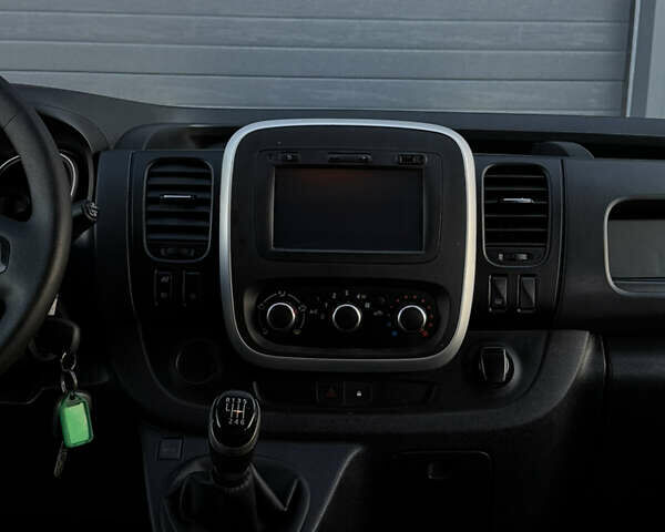 Белый Рено Трафик, объемом двигателя 2 л и пробегом 250 тыс. км за 20999 $, фото 46 на Automoto.ua