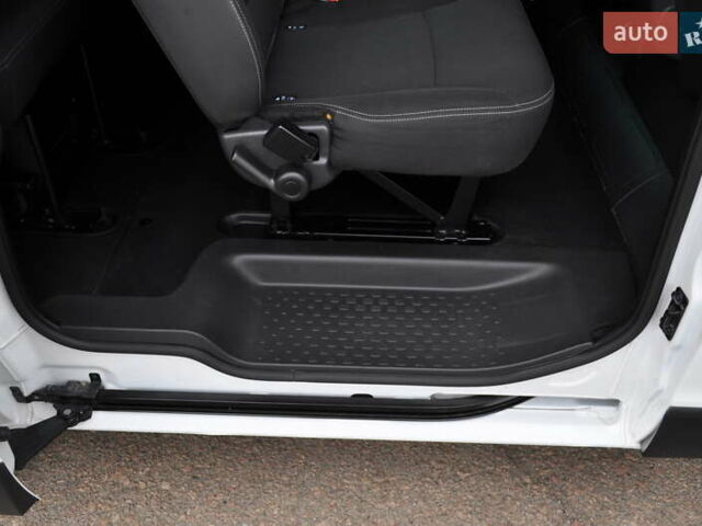 Белый Рено Трафик, объемом двигателя 2 л и пробегом 160 тыс. км за 32500 $, фото 114 на Automoto.ua