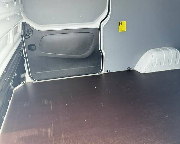 Белый Рено Трафик, объемом двигателя 2 л и пробегом 247 тыс. км за 17900 $, фото 25 на Automoto.ua