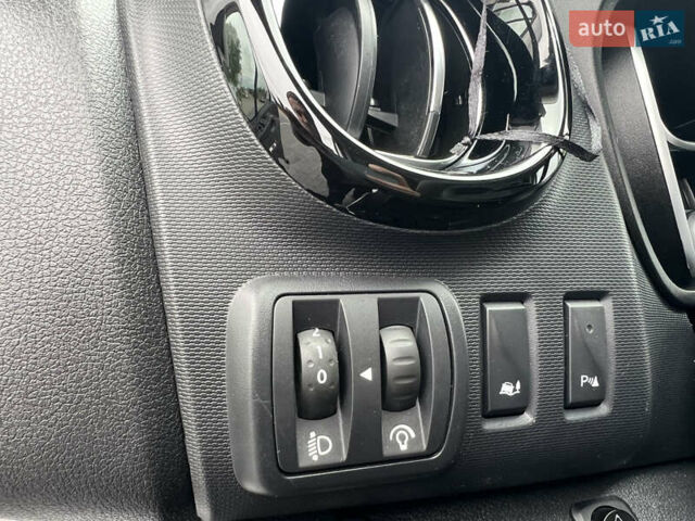 Белый Рено Трафик, объемом двигателя 2 л и пробегом 182 тыс. км за 17600 $, фото 27 на Automoto.ua