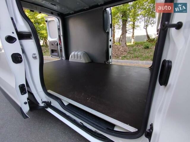 Белый Рено Трафик, объемом двигателя 2 л и пробегом 164 тыс. км за 17650 $, фото 18 на Automoto.ua