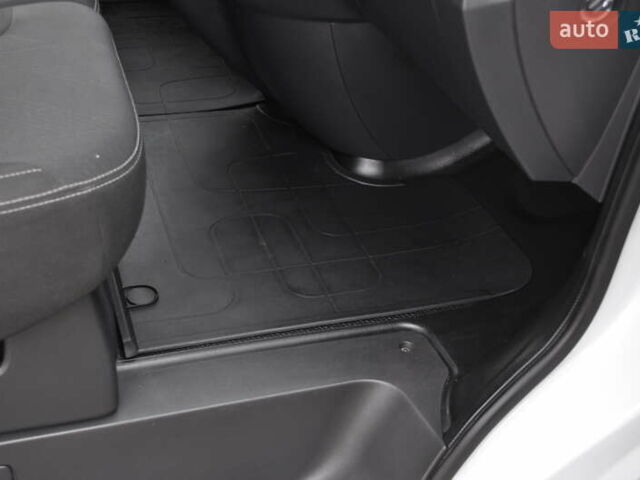 Белый Рено Трафик, объемом двигателя 2 л и пробегом 160 тыс. км за 32500 $, фото 95 на Automoto.ua