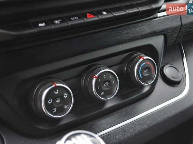 Белый Рено Трафик, объемом двигателя 2 л и пробегом 160 тыс. км за 32500 $, фото 68 на Automoto.ua