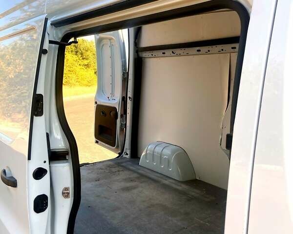 Белый Рено Трафик, объемом двигателя 2 л и пробегом 175 тыс. км за 20700 $, фото 7 на Automoto.ua