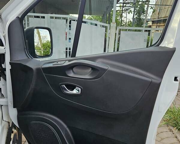Белый Рено Трафик, объемом двигателя 2 л и пробегом 260 тыс. км за 16700 $, фото 16 на Automoto.ua