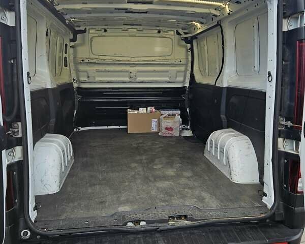 Белый Рено Трафик, объемом двигателя 2 л и пробегом 260 тыс. км за 16700 $, фото 19 на Automoto.ua