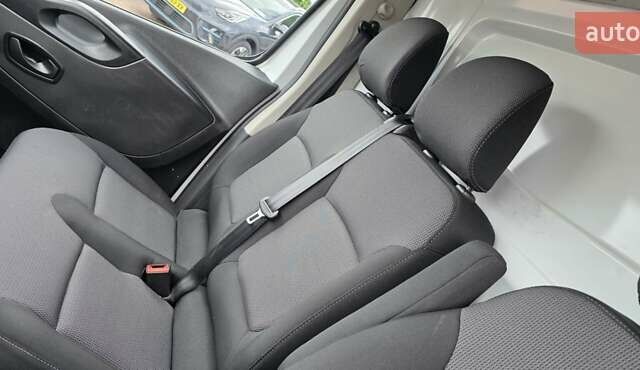 Белый Рено Трафик, объемом двигателя 2 л и пробегом 94 тыс. км за 23200 $, фото 20 на Automoto.ua