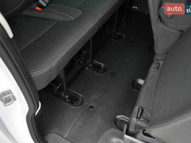 Белый Рено Трафик, объемом двигателя 2 л и пробегом 160 тыс. км за 32500 $, фото 113 на Automoto.ua