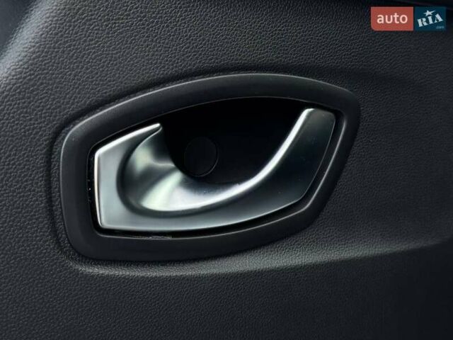 Білий Рено Трафік, об'ємом двигуна 2 л та пробігом 28 тис. км за 29399 $, фото 29 на Automoto.ua