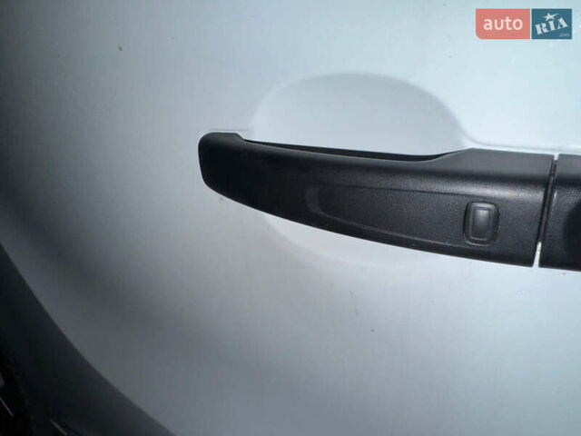 Белый Рено Трафик, объемом двигателя 2 л и пробегом 44 тыс. км за 30750 $, фото 5 на Automoto.ua