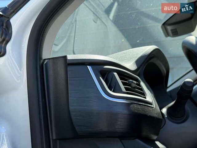 Белый Рено Трафик, объемом двигателя 2 л и пробегом 28 тыс. км за 26199 $, фото 24 на Automoto.ua