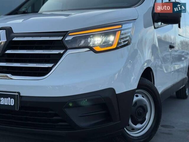 Білий Рено Трафік, об'ємом двигуна 2 л та пробігом 28 тис. км за 29399 $, фото 4 на Automoto.ua