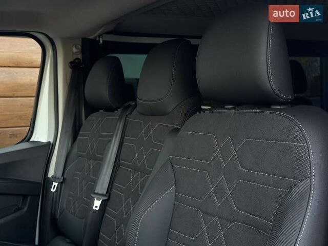 Білий Рено Трафік, об'ємом двигуна 2 л та пробігом 28 тис. км за 29399 $, фото 31 на Automoto.ua