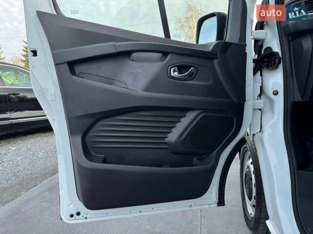 Білий Рено Трафік, об'ємом двигуна 2 л та пробігом 28 тис. км за 29399 $, фото 27 на Automoto.ua