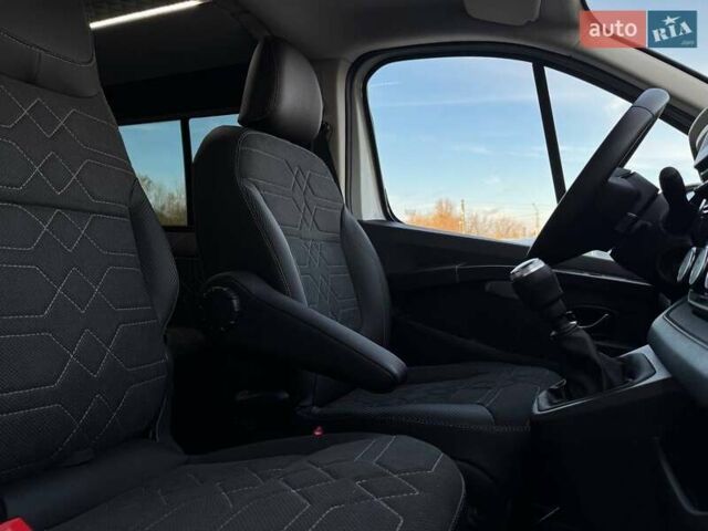 Білий Рено Трафік, об'ємом двигуна 2 л та пробігом 28 тис. км за 29399 $, фото 73 на Automoto.ua