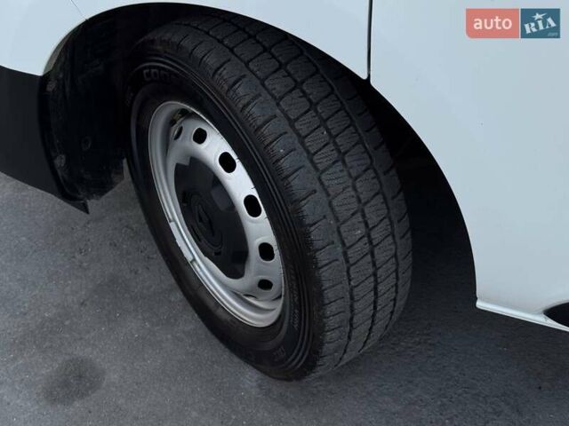 Білий Рено Трафік, об'ємом двигуна 2 л та пробігом 28 тис. км за 29399 $, фото 5 на Automoto.ua