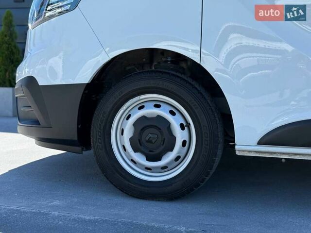 Белый Рено Трафик, объемом двигателя 2 л и пробегом 28 тыс. км за 26199 $, фото 3 на Automoto.ua