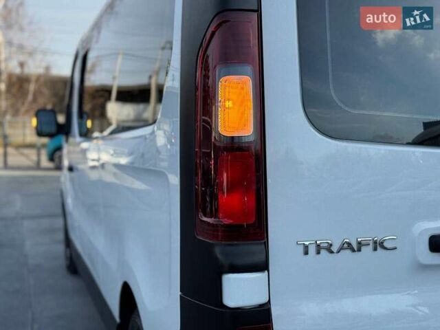 Білий Рено Трафік, об'ємом двигуна 2 л та пробігом 28 тис. км за 29399 $, фото 17 на Automoto.ua