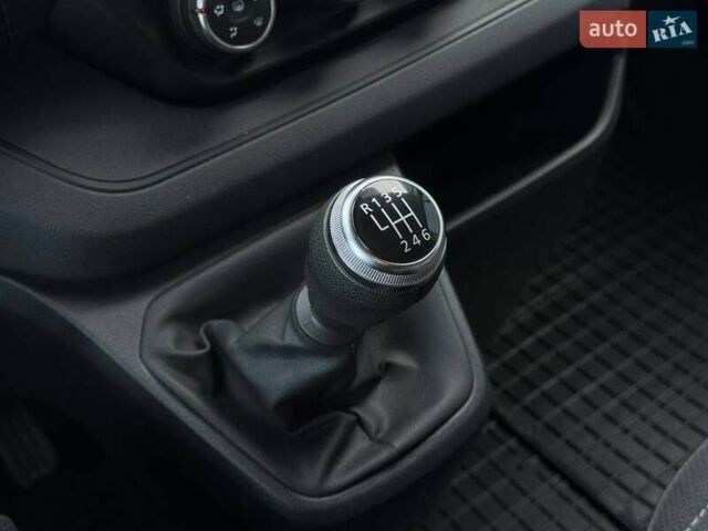 Білий Рено Трафік, об'ємом двигуна 2 л та пробігом 28 тис. км за 29399 $, фото 46 на Automoto.ua