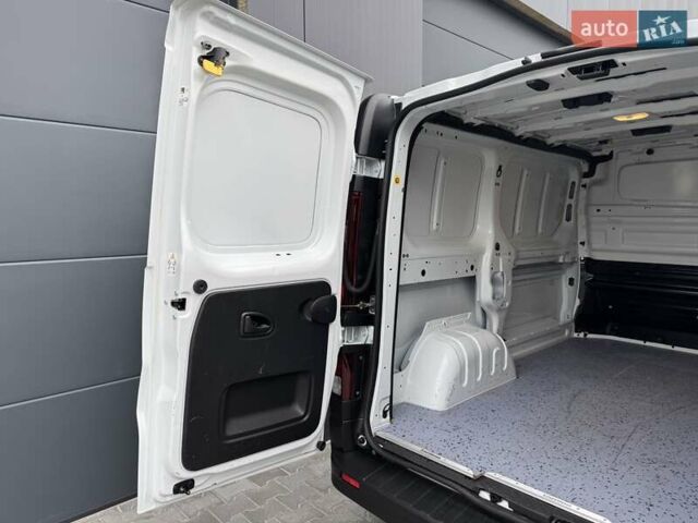 Білий Рено Трафік, об'ємом двигуна 2 л та пробігом 57 тис. км за 24769 $, фото 51 на Automoto.ua