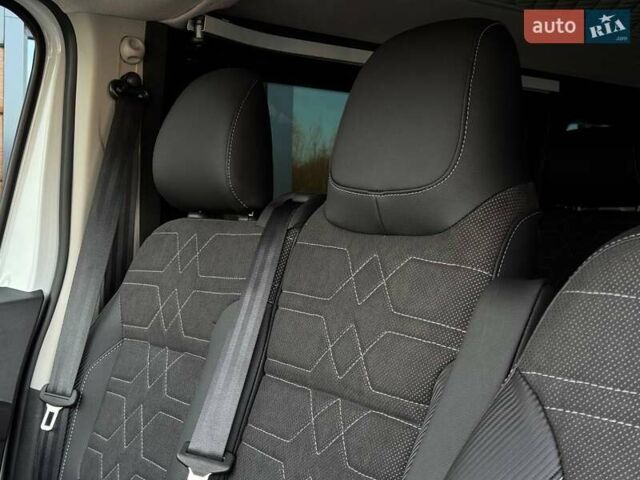 Білий Рено Трафік, об'ємом двигуна 2 л та пробігом 28 тис. км за 29399 $, фото 39 на Automoto.ua