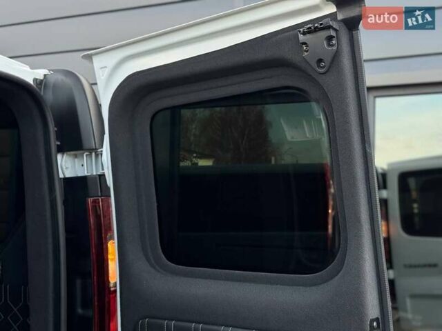 Білий Рено Трафік, об'ємом двигуна 2 л та пробігом 28 тис. км за 29399 $, фото 22 на Automoto.ua