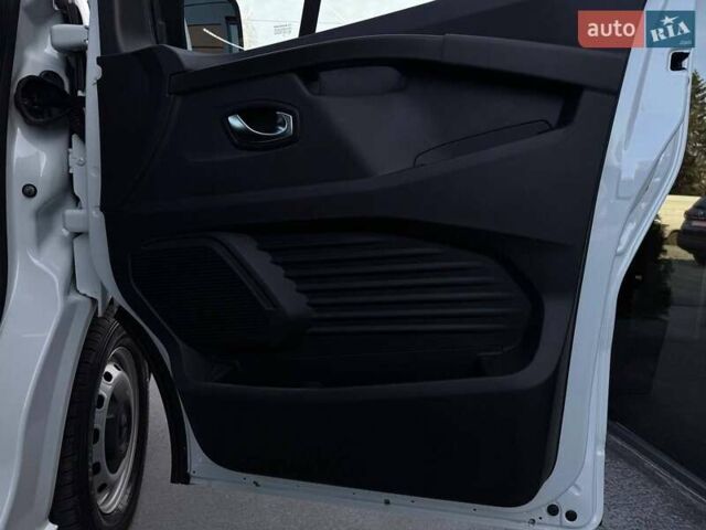 Білий Рено Трафік, об'ємом двигуна 2 л та пробігом 28 тис. км за 29399 $, фото 69 на Automoto.ua