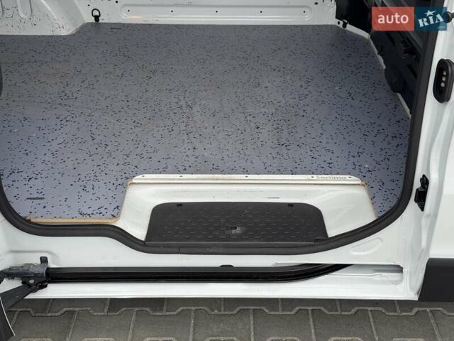Білий Рено Трафік, об'ємом двигуна 2 л та пробігом 57 тис. км за 24769 $, фото 47 на Automoto.ua