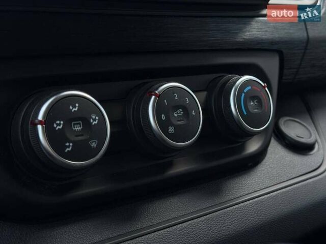 Білий Рено Трафік, об'ємом двигуна 2 л та пробігом 28 тис. км за 29399 $, фото 47 на Automoto.ua