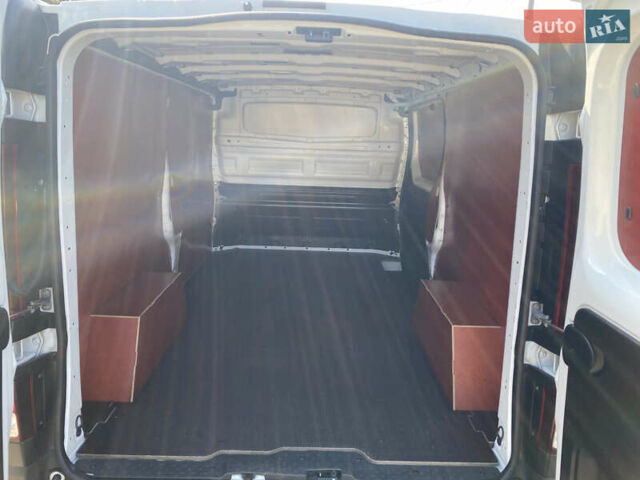 Белый Рено Трафик, объемом двигателя 2 л и пробегом 240 тыс. км за 20500 $, фото 17 на Automoto.ua