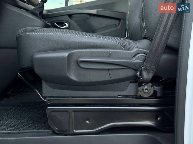 Білий Рено Трафік, об'ємом двигуна 2 л та пробігом 28 тис. км за 29399 $, фото 33 на Automoto.ua