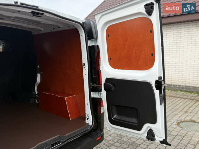 Белый Рено Трафик, объемом двигателя 2 л и пробегом 63 тыс. км за 32650 $, фото 61 на Automoto.ua