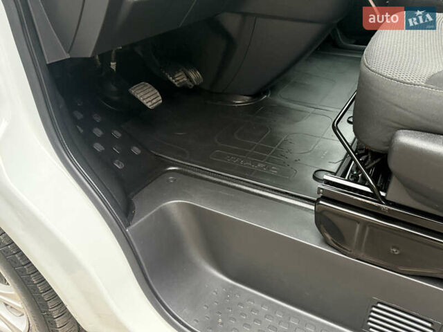 Білий Рено Трафік, об'ємом двигуна 2 л та пробігом 181 тис. км за 26850 $, фото 21 на Automoto.ua