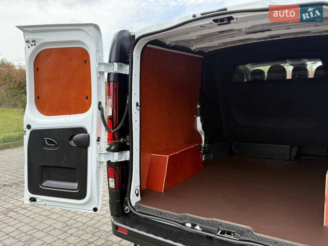 Белый Рено Трафик, объемом двигателя 2 л и пробегом 63 тыс. км за 32650 $, фото 63 на Automoto.ua