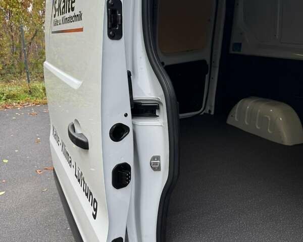 Білий Рено Трафік, об'ємом двигуна 2 л та пробігом 30 тис. км за 24990 $, фото 57 на Automoto.ua