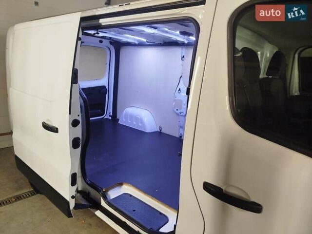 Белый Рено Трафик, объемом двигателя 2 л и пробегом 60 тыс. км за 27700 $, фото 2 на Automoto.ua